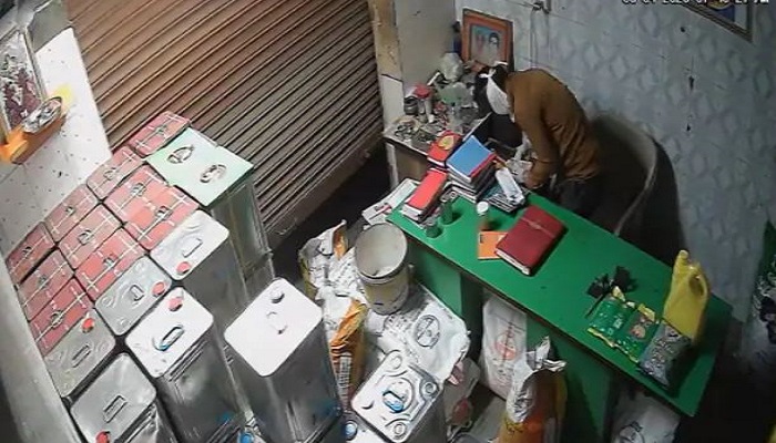 મહેમદાવાદમાં મધરાત બાદ 14 દુકાનોના તાળાં તૂટ્યાં, ચોર ટોળકીનો પોલીસને પડકાર