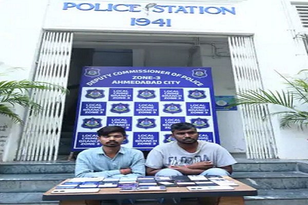 ઝારખંડથી ફ્લાઈટમાં અમદાવાદ આવીને મોબાઈલફોનની ચોરી કરતા બે શખસો પકડાયા