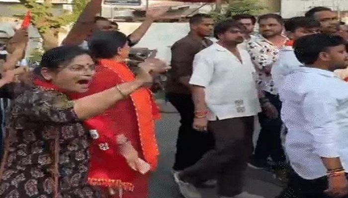 સુરતના રાંદેરમાં ભાજપના ઉમેદવાર અને નેતાઓને લોકોએ ધક્કા મારીને કાઢી મુક્યા