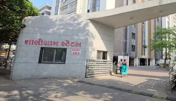 સુરતમાં ઝેર ભેળવેલા પ્રસાદના લાડુ આરોગતા પરિવારના ત્રણ વ્યક્તિઓને હોસ્પિટલ ખસેડાયા