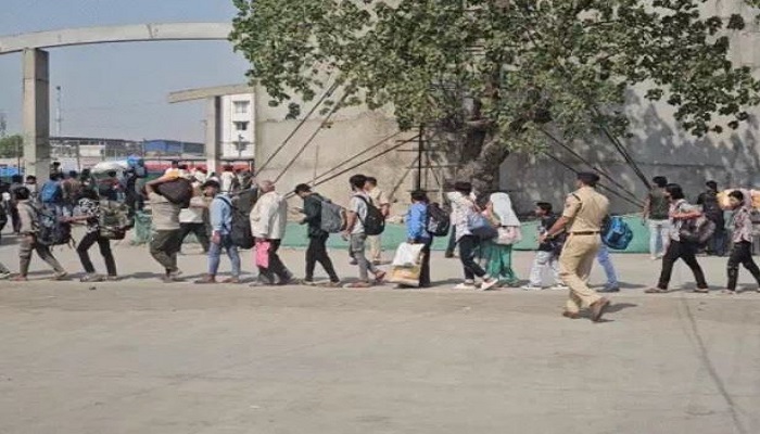 સુરતના ઉધના રેલવે સ્ટેશન પર યુપી-બિહાર જવા પરપ્રાંતના પ્રવાસીઓની ભારે ભીડ