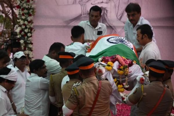 VIDEO: આશા ભોંસલેનો પાર્થિવ દેહ પંચમહાભૂતમાં વિલીન, રાજકીય સન્માન સાથે અંતિમ વિદાય