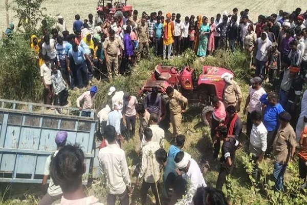 લખીમપુર ખેરીમાં ટ્રેક્ટર ટ્રોલી પલટી જતાં પાંચ લોકોના મોત અને 22 ઘાયલ