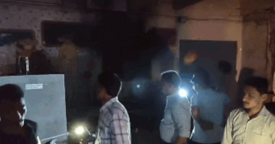 ગોધરામાં મતદાન મથક પર એસીમાં શોર્ટ સર્કિટથી આગ