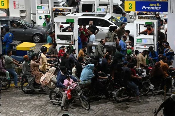 પાકિસ્તાનમાં પેટ્રોલ 458 રૂપિયા પર પહોંચ્યું, ડીઝલ 520 રૂપિયાને પાર