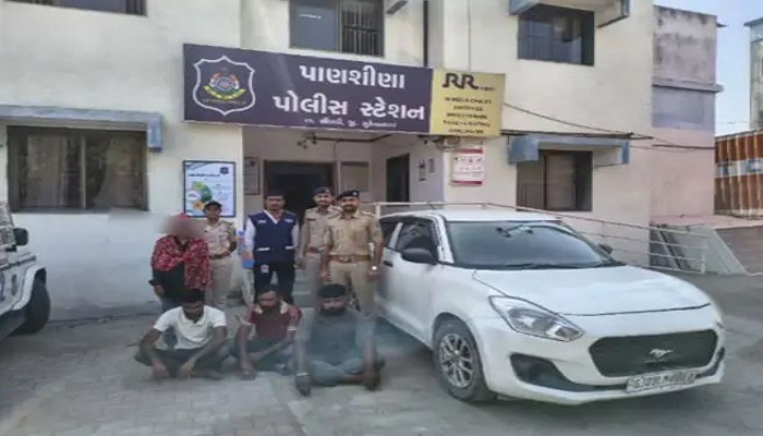 પાણશીણા ચેકપોસ્ટ પર પોલીસે કારમાંથી અપહ્રત મહિલાને બચાવી 3 આરોપીની ધરપકડ