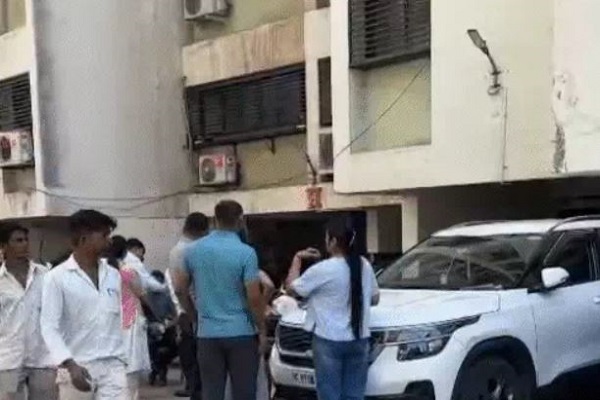 અમદાવાદના મેમનગરમાં સામ્રાજ્ય ફ્લેટ્સના પાર્કિંગમાં બોથડ પદાર્થ મારી વૃદ્ધની હત્યા