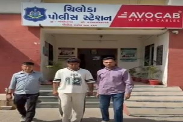 દિલ્હીથી અમદાવાદ આવી રહેલા શખસ પાસેથી પિસ્તાલ અને 9 કાર્ટીસ પકડાયા