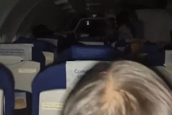 વડોદરા એરપોર્ટ પર ઈન્ડિગોની ફ્લાઈટમાં AC-લાઈટો બંધ થતાં પ્રવાસીઓ પરેશાન થયા