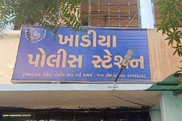 માણેકચોકમાં ગ્રાહક બનીને આવેલી મહિલા જ્વેલર્સમાંથી સોનાની 4 બંગડી ચોરી પલાયન