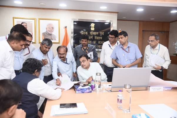 મહારાષ્ટ્રમાં નીતિન ગડકરીએ હાઈ-સ્પીડ અને હાઈ-ડેન્સિટી કોરિડોરની સમીક્ષા કરી