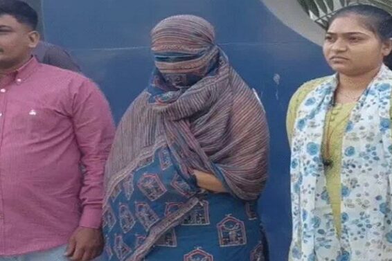 Woman accused of selling gold bangles