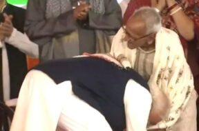 PM Modi touches feet of Makhanlal Sarkar on stage in Kolkata
