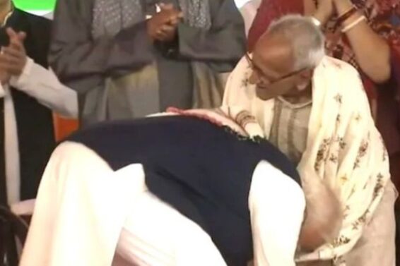 PM Modi touches feet of Makhanlal Sarkar on stage in Kolkata