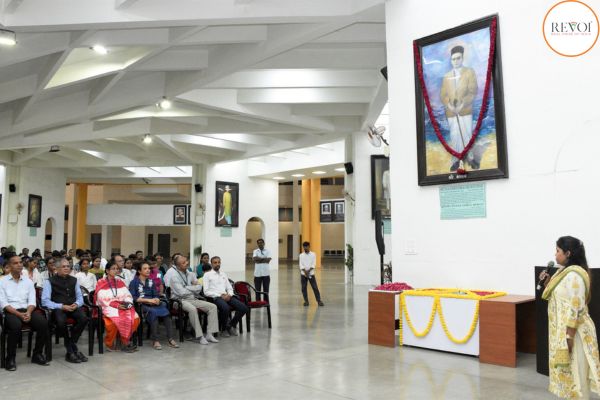 ગુજરાત વિધાનસભા સંકુલમાં વીર સાવરકરને સ્ટાફ દ્વારા પુષ્પાંજલિ અર્પણ