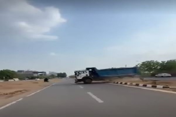 SG હાઈવે પર પૂર ઝડપે ડમ્પરે કારને ટક્કર મારીને ડિવાઈડર કૂદાવી પલાયન