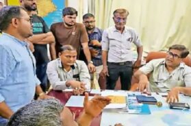 Anjar, traders protest against power cuts