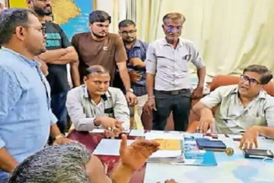 Anjar, traders protest against power cuts