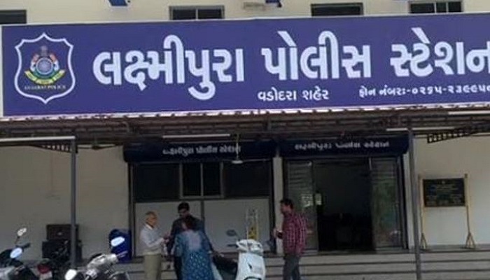 વડોદરામાં મહિલાએ લોહીલૂહાણ હાલતમાં હુમલાખોરને પકડીને પોલીસના હવાલે કર્યો