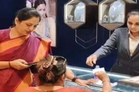 Baroda, Woman caught stealingfrom jewelers