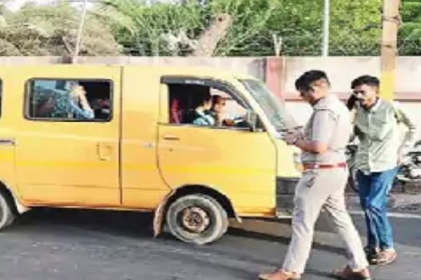 ભૂજમાં RTO દ્વારા સ્કૂલ વર્ધીના વાહનોનું ચેકિંગ, 35 વાહનોને મેમો અપાયા