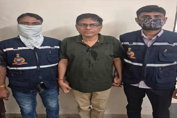 ઊર્જા વિભાગના ક્લાસ વન અધિકારી લાંચ કેસમાં પકડાયા, કાર અને ઘરમાંથી બે કરોડ મળ્યા