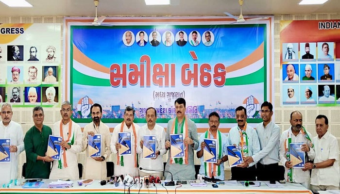 ધો.12 પછીના અભ્યાસક્રમ અંગે માહિતી આપતા કારકિર્દીનાં ઉંબરે’ પુસ્તકનું વિમોચન કરાયું