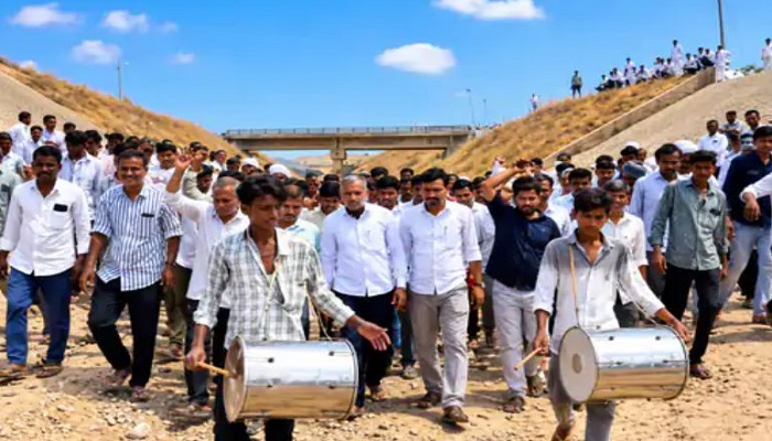વાવ-થરાદના ખેડૂતોએ વાસણા નજીક કેનાલમાં એકઠા થઈ પાણી છોડવાની કરી માગ
