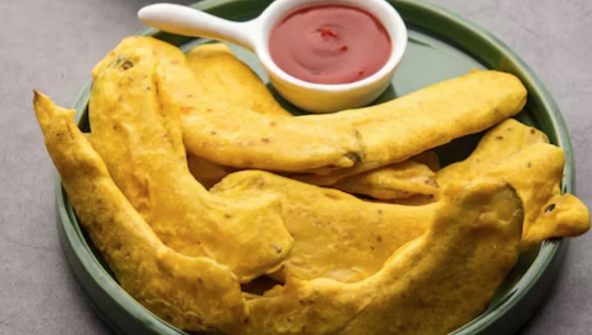 ઘરે બનાવો બહારથી ક્રિસ્પી અંદરથી નરમ મજેદાર કાચા કેળાના ભજીયા