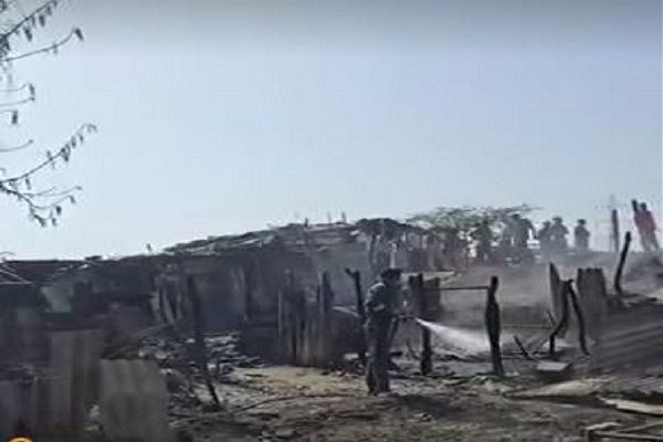 અમદાવાદમાં ગ્યાસપુરમાં આવેલી ઝૂંપડપટ્ટીમાં આગ લાગતા 120 ઝૂંપડા બળીને ખાક