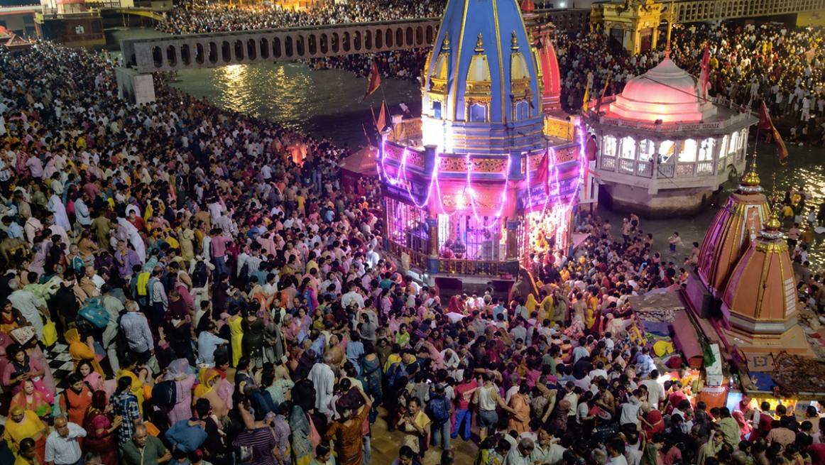 હરિદ્વારમાં સોમવતી અમાસ પર આસ્થાનો સૈલાબ: લાખો શ્રદ્ધાળુઓએ ગંગાજીમાં લગાવી ડૂબકી