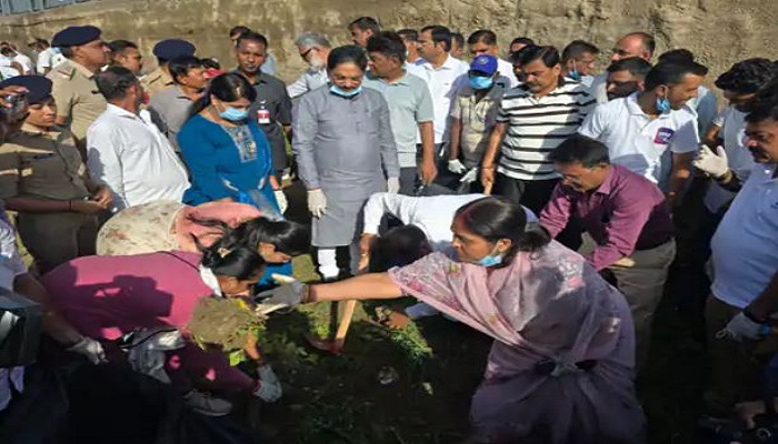 અમદાવાદમાં સાબરમતી નદીમાં સ્વચ્છતા અભિયાનના નામે ભાજપ નેતાઓનું ફોટો સેશન