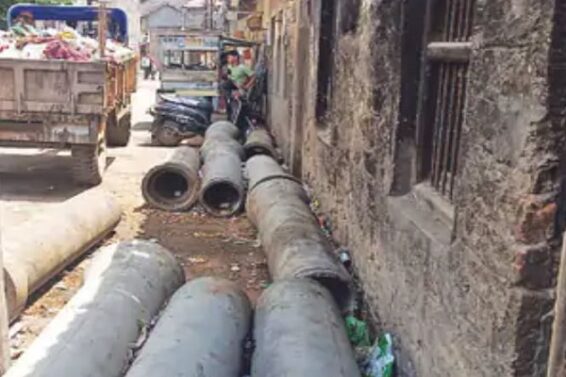 Vadhawan, pipes