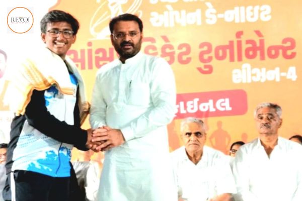 કચ્છના ઉગતા ક્રિકેટર પૂર્વ ભટ્ટનું સાંસદના હસ્તે વિશિષ્ટ સન્માન