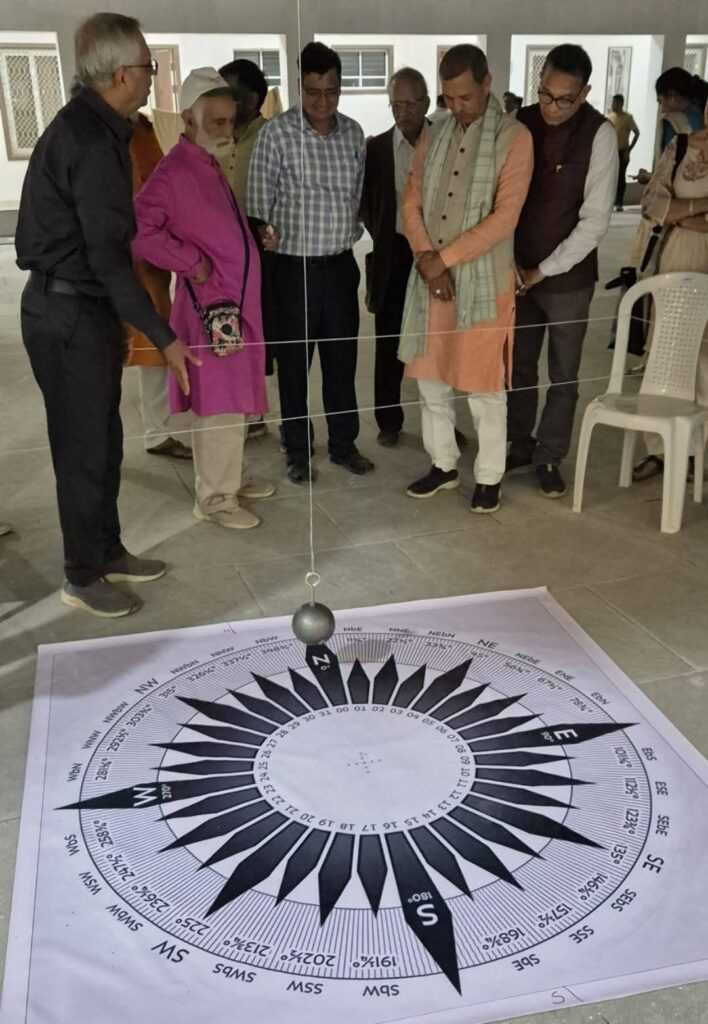 લેખક શ્રી જાણીતા પી.આર.એલ.ના વરિષ્ઠ વિજ્ઞાની શ્રી હરિ ઓમ વત્સ, કેબિનેટ મિનિસ્ટર શ્રી ઓમ પ્રકાશ શકલેચા તેમજ ઈસરોના અન્ય વિજ્ઞાનીઓને તેમણે બનાવેલા ફૌકોલ્ટનું પેન્ડ્યુલમની સમજૂતી આપે છે.