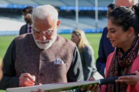 PM Modi signed the bat of which female cricketer at the Melbourne Cricket Ground?
