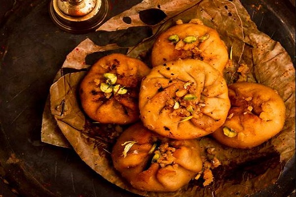 ઘરે મહેમાન માટે બનાવો માવા કચોરી, જાણો રેસીપી
