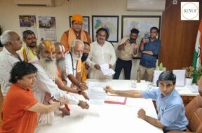 Gujarat’s Sant Samaj has submitted a complaint to the Collector against Pappu Yadav for insulting Sanatan Dharma. All pictures by Alkesh Patel