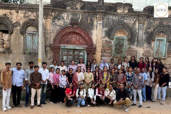 Educational tour organized for students by Kutch University to mark 'Hindi Fortnight'.